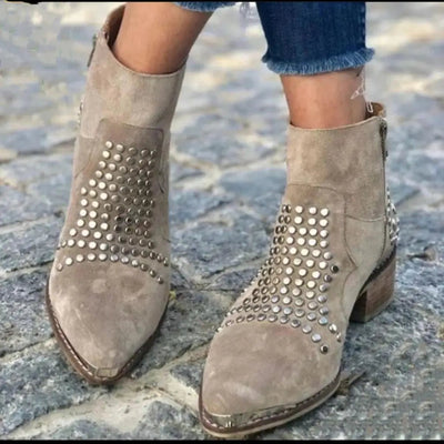Mila | Modische Stiefeletten mit Nieten und Blockabsatz