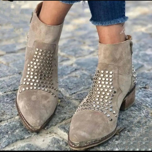 Mila | Modische Stiefeletten mit Nieten und Blockabsatz