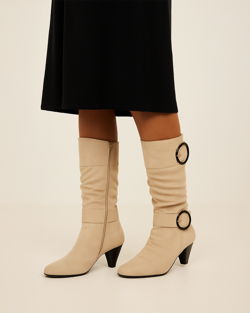 Kniehohe Stiefel mit Blockabsatz und Zierschnallen