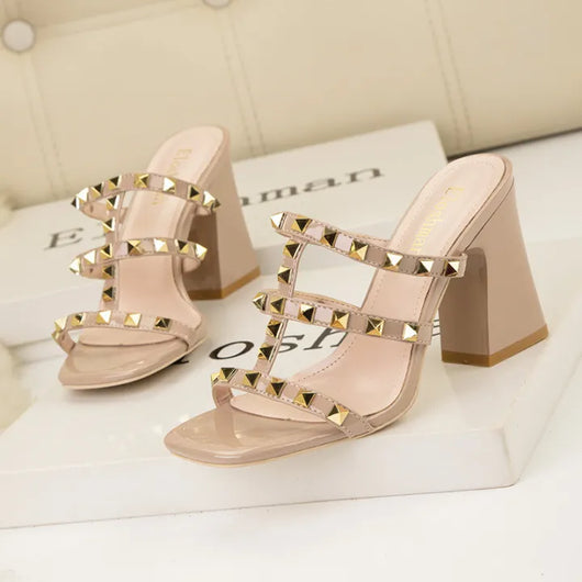 Carina | Elegante Nietensandalen für zeitlosen Glamour